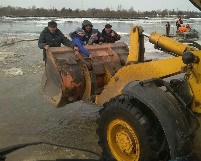 Переправа у треснувшего моста через Припять в Беларуси. Суровый белорусский трансфер - Трансферы, Республика Беларусь, Переправа