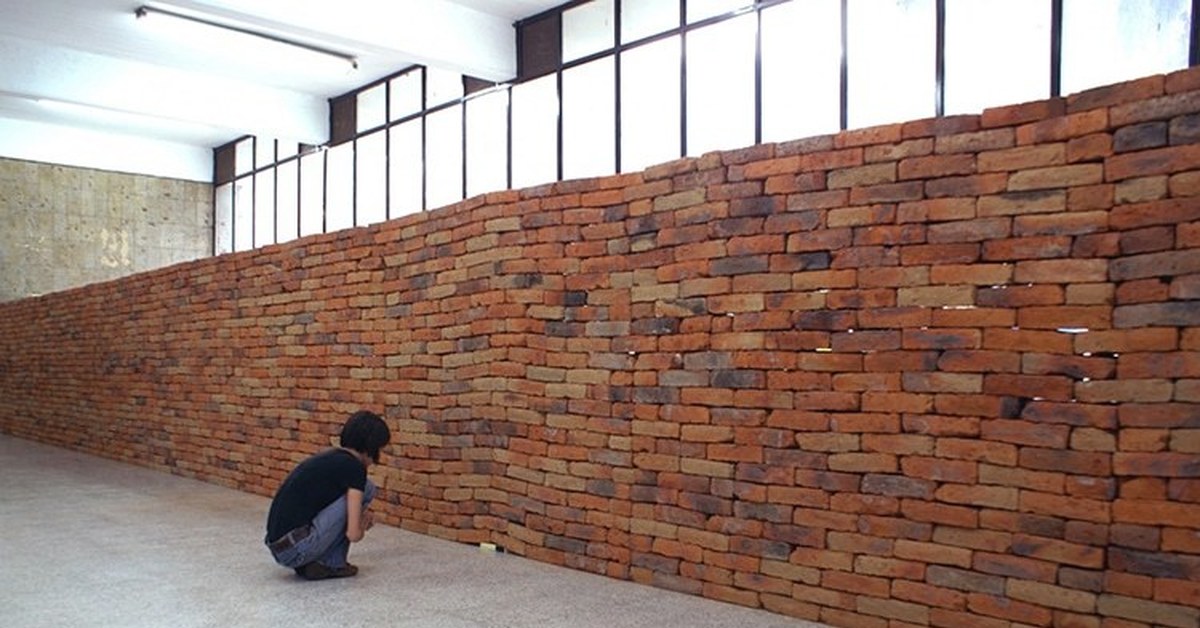 Сплошные стены. Jorge Mendez Blake. Инсталляция из кирпича. Инсталляция в кирпиче. Влияние одной книги.