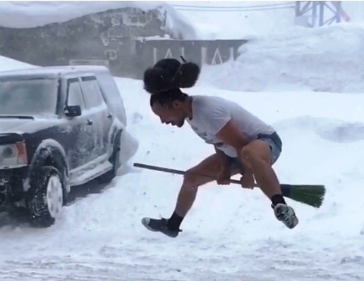 We don't care about traffic jams and blizzards, take a broom - and fly! - My, Sakhalin, Yuzhno-Sakhalinsk, Blizzard, Snowfall, March, Optimism, Hardening, Broom