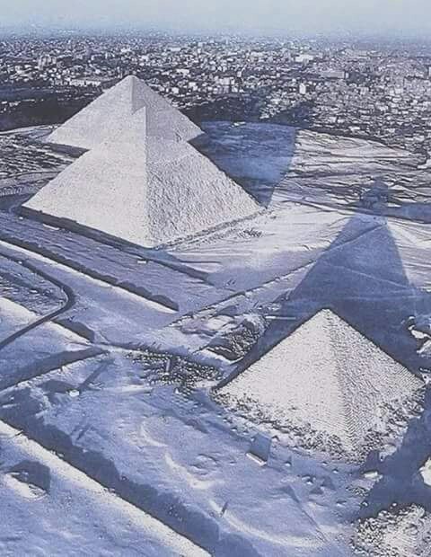 Mother nature, what are you doing? - Pyramids of Egypt, Snow