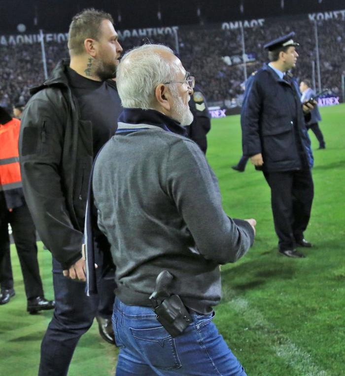 Russian owner of PAOK Savvidi disrupted the match with AEK by running onto the field with a weapon - Sport, Football, Paok, Greece