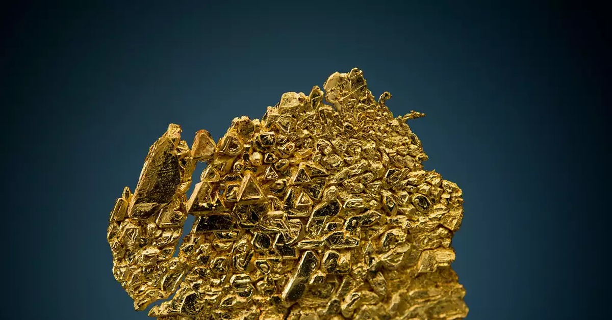 Crystal золотой. Самородное золото минерал. Кристаллы золота самородного. Кристалл золота минералогия. Золотой самородок Кристалл.
