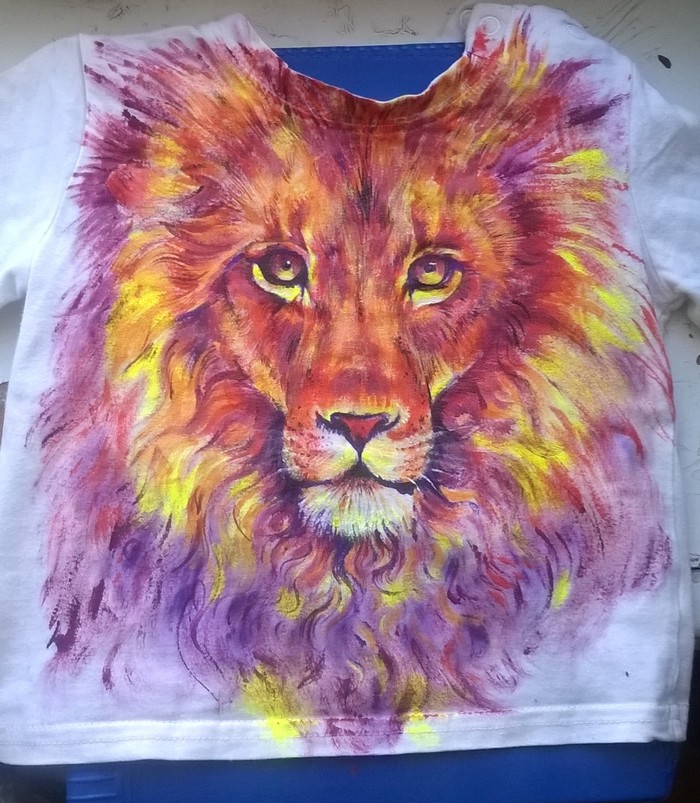 Lion on a children's t-shirt - a lion, T-shirt, My, Painting on fabric, Acrylic