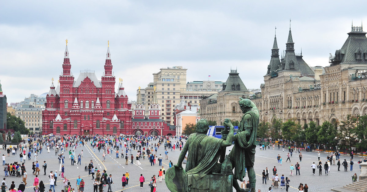 Площадь можно. Известные места в России. Самые известные места Москвы. Скульптура рабочего на красной площади. Знаменитые места России картинки.