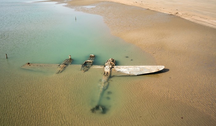 Buried in the sands - Airplane, Beach, Fighter, p-38, Wales, Crash, Story, The photo