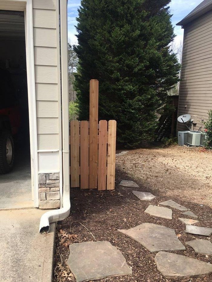 The HOA threatened the owners with a fine if they did not hide the garbage cans that had been in the same place for 10 years. - Land plot, Garbage bins, Fine, Fence, Answer, Middle finger, USA, The photo