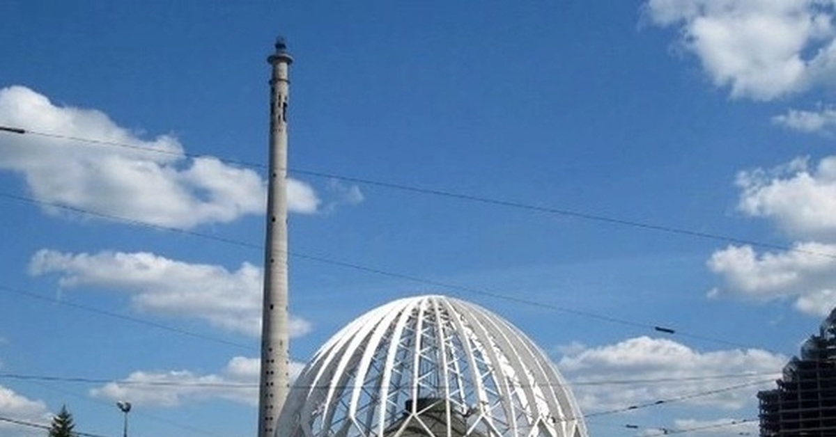 Circus tower. Екатеринбург цирк и телебашня. Башня Екатеринбург у цирка. Башня в Екатеринбурге возле цирка. Храм у цирка Екатеринбург.