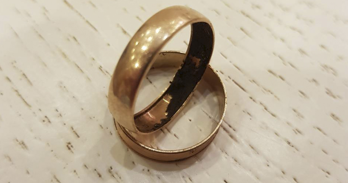 След от золотого кольца почему. 385 Проба золота. Полое обручальное кольцо. Обручальные кольца пустые внутри. Пустотелое кольцо.