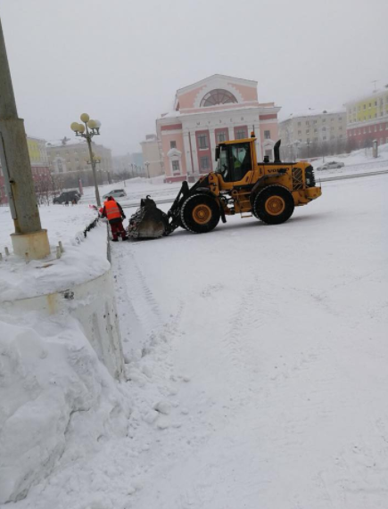 In Norilsk, on the day of national mourning for the dead, a tractor arrived in Kemerovo and grabbed all the flowers and toys. - Kemerovo, Mourning, Fire in Kemerovo