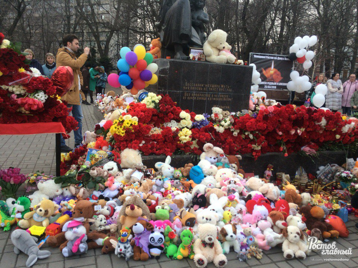 Rostovites brought mountains of flowers and toys to the Mother and Child monument - Rostov-on-Don, Kemerovo, TC Winter Cherry