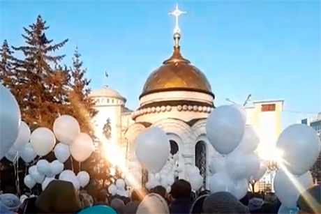 Irkutsk residents launched white balloons into the sky in memory of those killed in Kemerovo. - Memory, Victim, Kemerovo, Ball