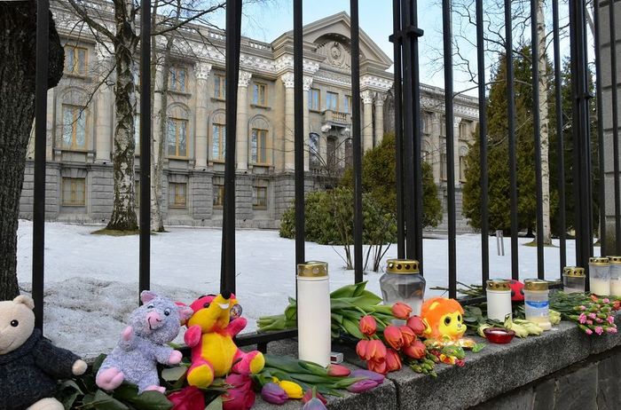 Mourning for those killed in the fire in Kemerovo - people bring flowers, candles and toys to the fence of the Russian Embassy in Helsinki. - Finland, Mourning, Kemerovo, Fire, Fire in Kemerovo, , Embassy