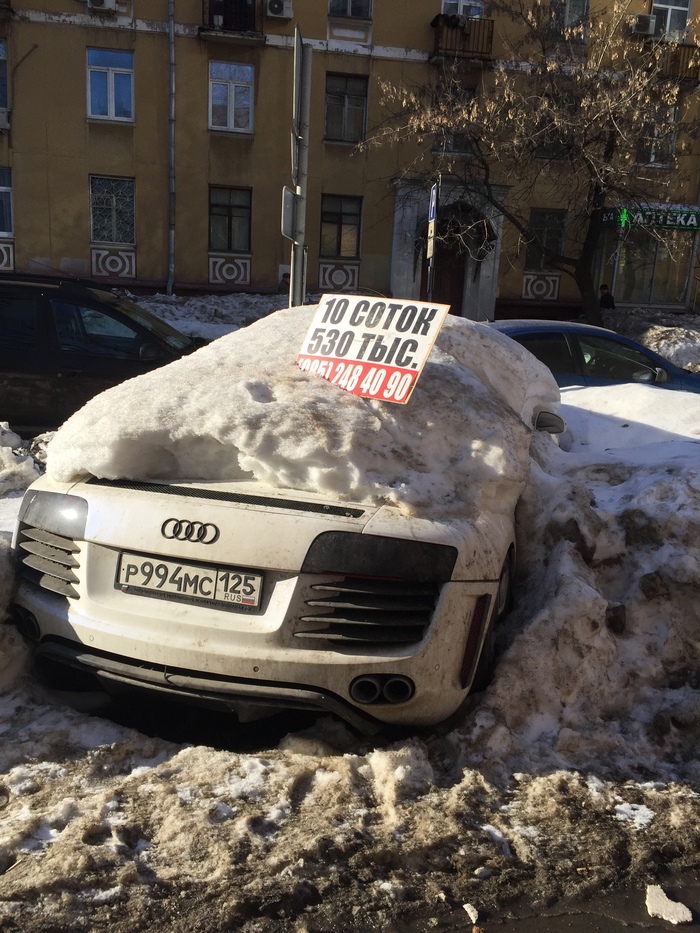 В тему подснежников, стоит на беговой так не первый год! - Фотография, Весна, Снег, Авто, Подснежники, Audi R8, Audi, Моё