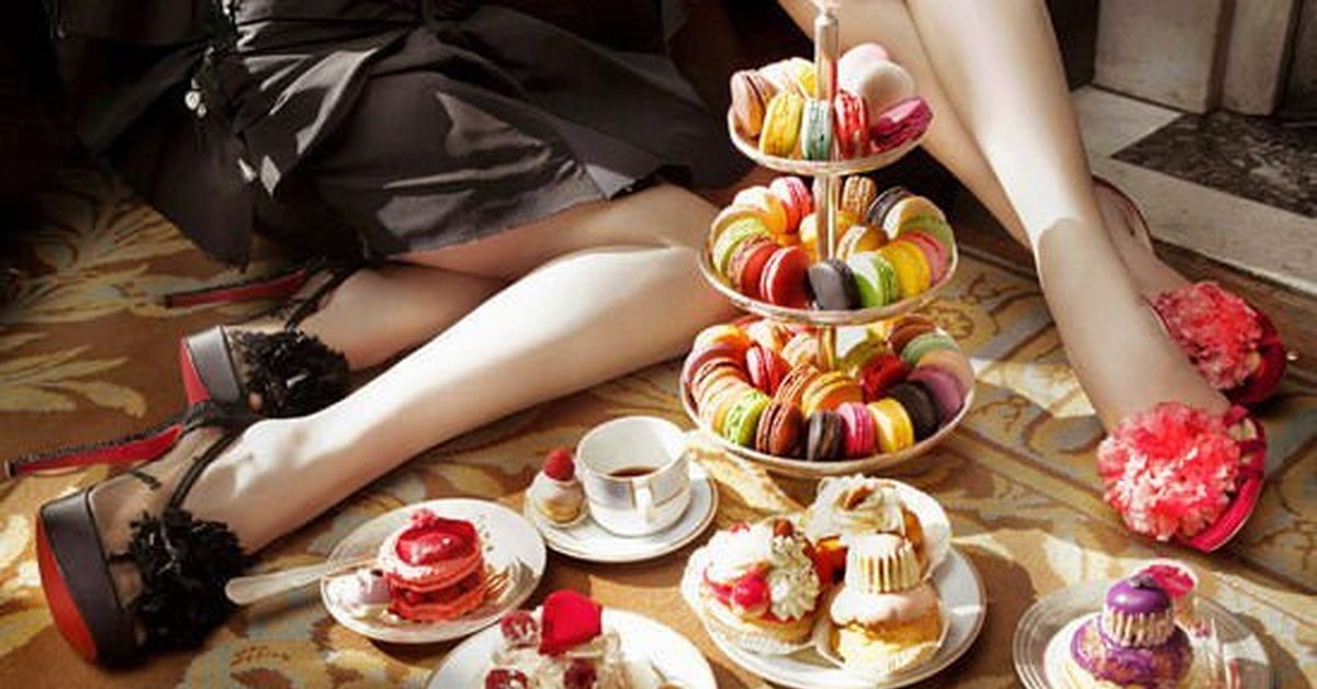 Сладости тела. Девушка со сладостями. Фотосессия с пирожными. Торт для девушки. Картины девушки в сладостях.