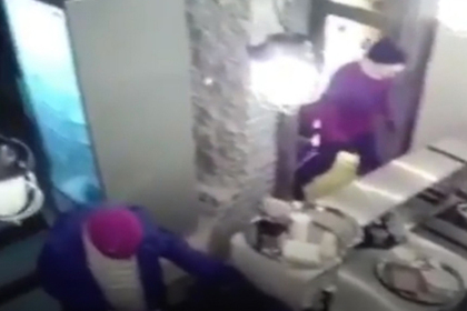 Everyone should lie down, hungry students are working! :) In the Urals, masked robbers took 50 kilograms of dumplings out of a bistro - Dumplings, Thief, Peekaboo, news