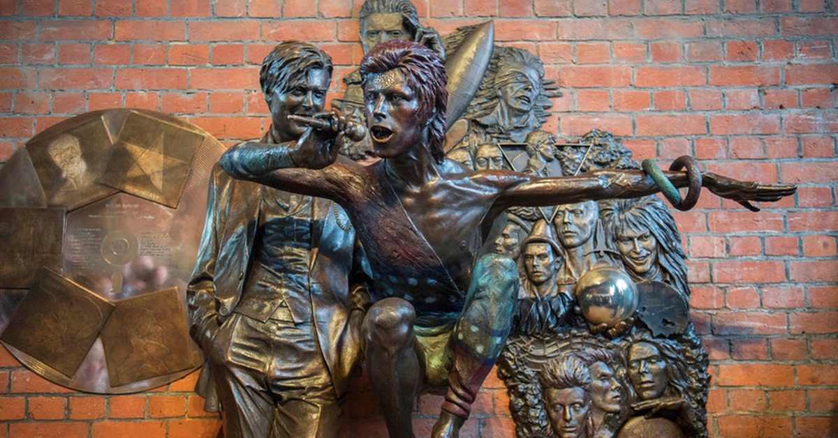 Первый в мире памятник. Памятник Дэвиду Боуи. Памятник Дэвиду Боуи в Эйлсбери. Рок скульптуры. Первые памятники в мире.