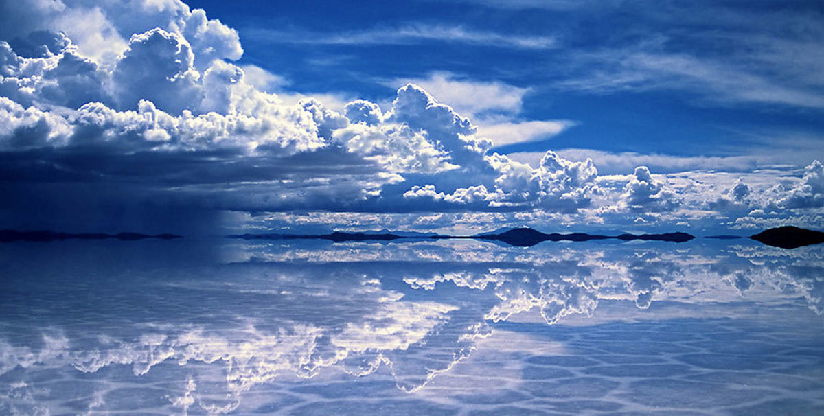 Фотография вверх ногами. Развернутые небеса. Солончак салар-де-уюни, боливия. Небо вверх ногами. Перевернутое небо.