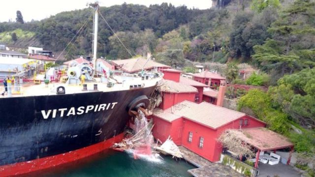 In the Bosphorus, a tanker crashed into an 18th-century mansion - Tanker, Crash, The photo, Longpost