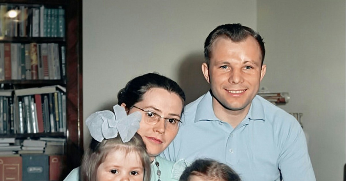 Гагарин семья жена. Семья Юрия Гагарина. Гагарин с семьей. Дети Юрия Гагарина.