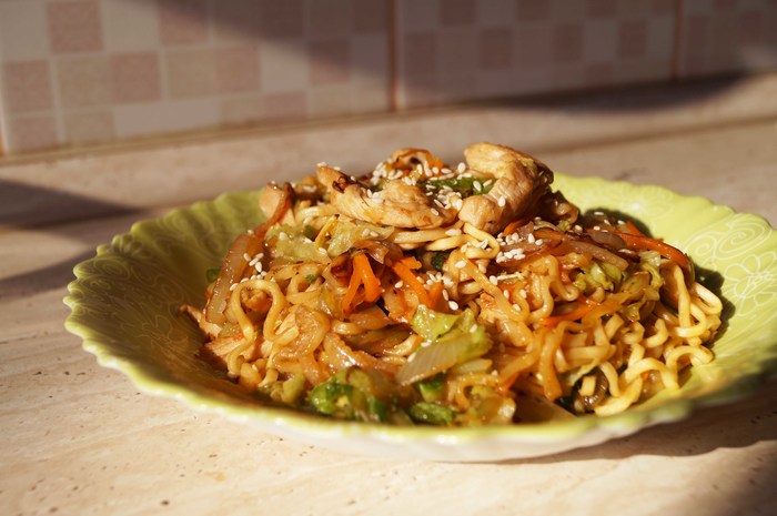 Пятьдесят оттенков бомж пакета. Лапша быстрого приготовления по-азиатски в стиле Якисоба.