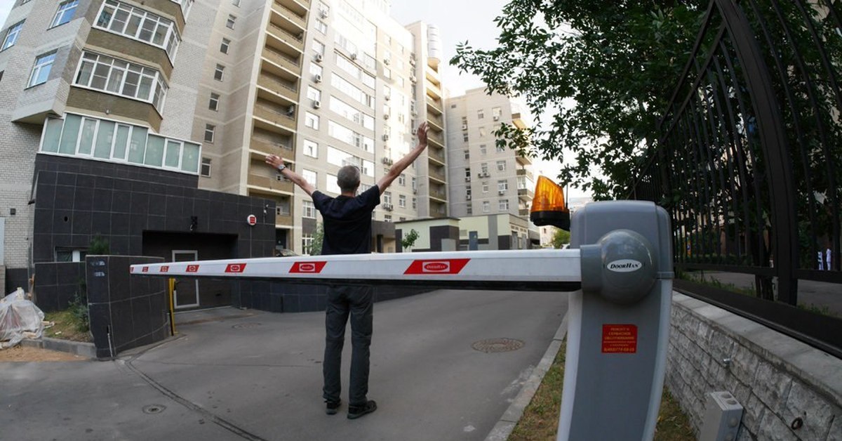 Шлагбаум во дворе дома. Шлагбаум во дворе. Дворовые шлагбаумы. Шлагбаум во дворе жилого дома. Жилой двор со шлагбаумом.