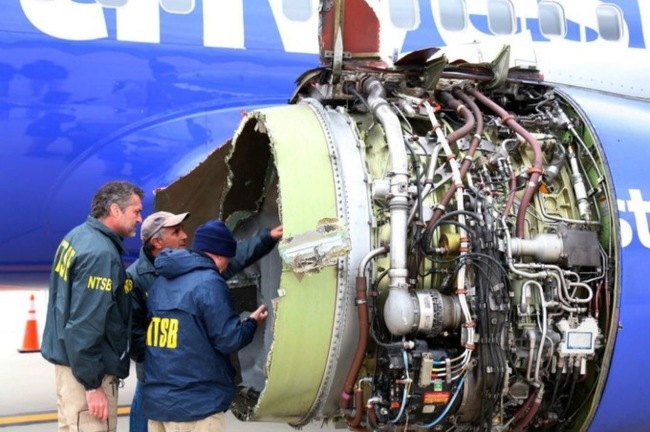 In the United States, the engine of a Boeing 737 exploded, fragments fell into the cabin. - Life stories, Incident, Airline, Longpost