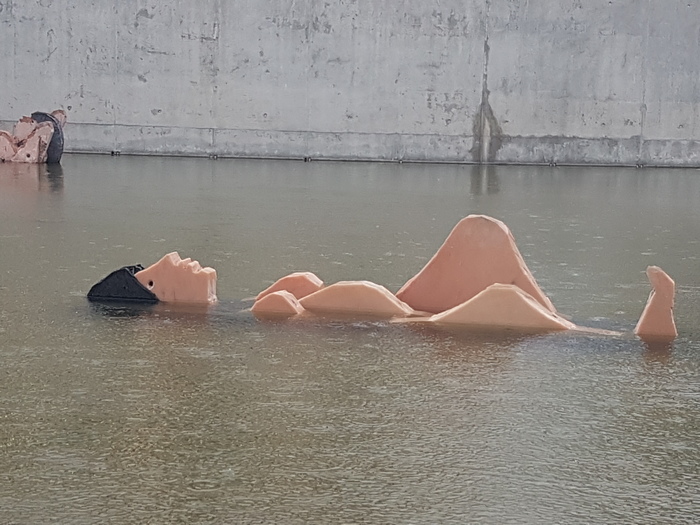 Нудистский пляж. Клубничку ставить? Пляж, Фонтан, Скульптура, Женщины, Длиннопост