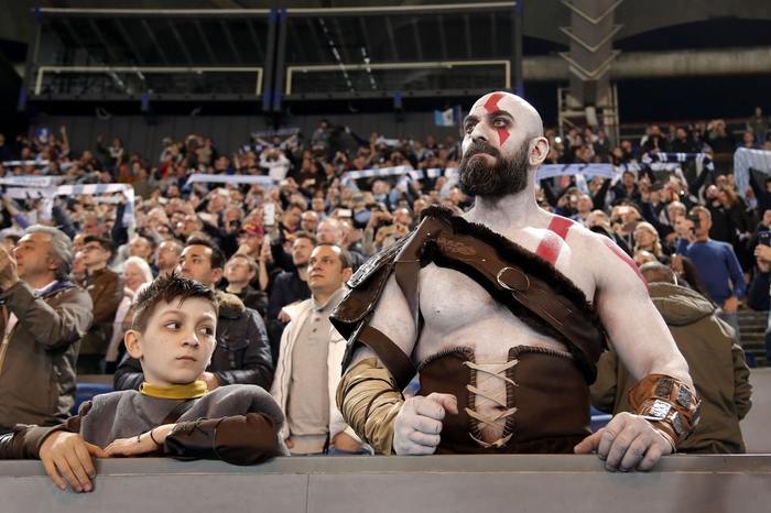 Yesterday, a couple of fans came to one of the matches of the Italian Football Championship. - God of war, Atreus, Cosplay, Kratos, Football, Болельщики