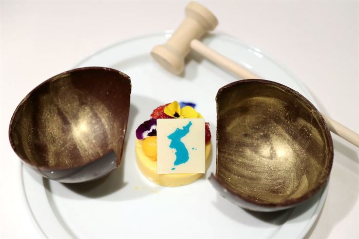 Cake for Kim Jong Un - South Korea, North Korea, Kim Chen In, Cake, Japan, , Scandal