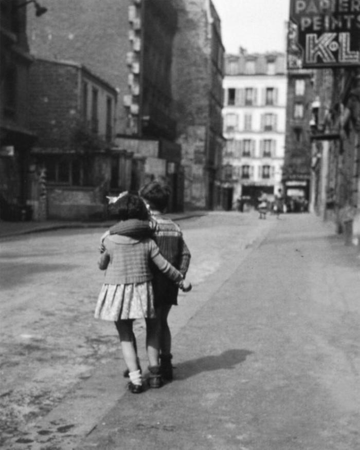 Montmartre, 1948, Paris, France - France, Paris, Old photo, Black and white, Children, Hugs, Milota, 1948