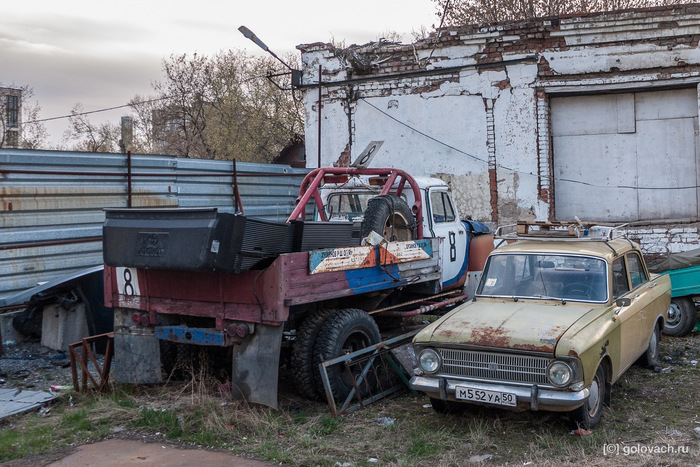 Забытый гоночный грузовой ГАЗ в центре Москвы. drive2, газ 52, автоспорт, гонки, авто, длиннопост