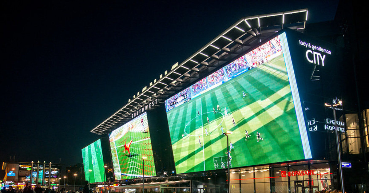 Большие экраны футбол. Большие led экраны. Большой led экран. Экран на здании. Экран на футбольном стадионе.