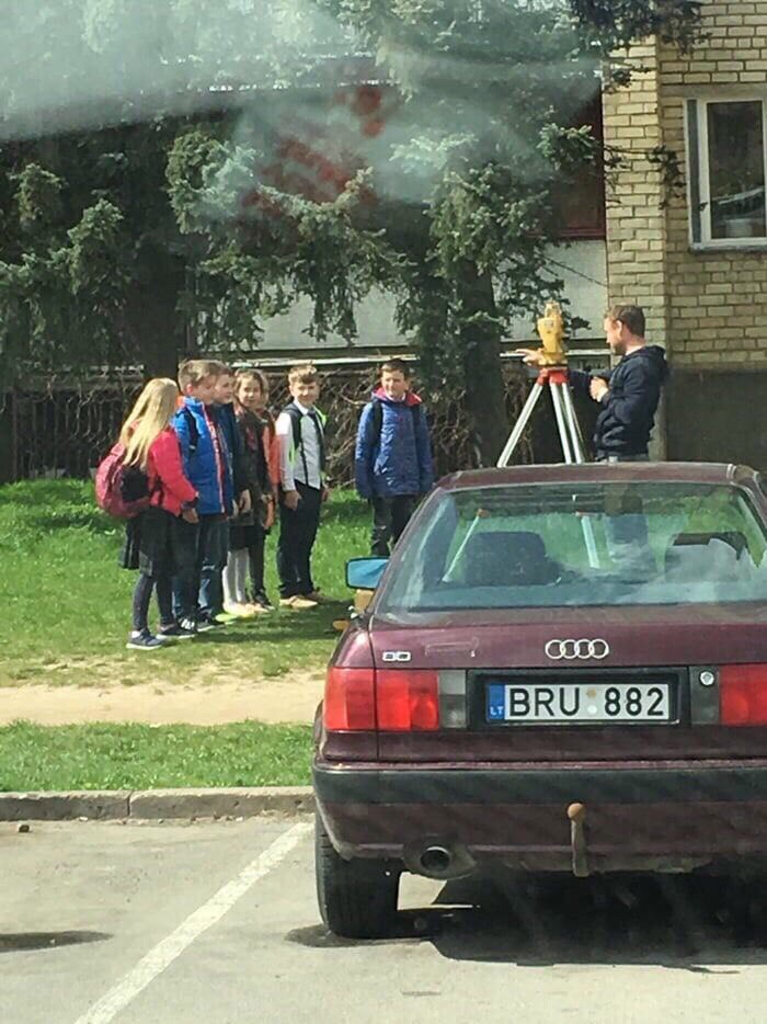 Something is wrong here... - Surveyor, Camera, Children, Incredible, Stupid, Stupidity