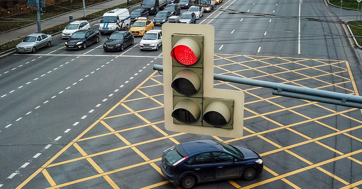 Какой штраф за проезд на красный сигнал. Автомобильный светофор. Перекресток со светофором. Красный сигнал светофора. Светофор для автомобилей.