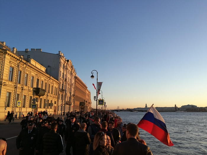 Palace embankment, St. Petersburg, waiting for fireworks - May 9, Saint Petersburg, May 9 - Victory Day