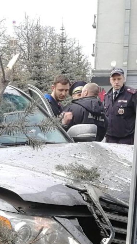 In Kemerovo Lexus demolished the Christmas tree and rammed the building of the Kuzbass Fuel Company - My, Kemerovo, Lexus, Christmas trees, Cpc, Road accident, Video, Longpost