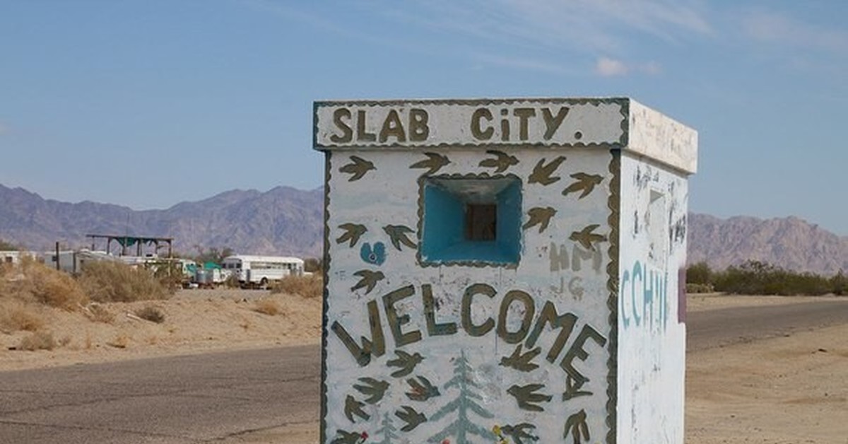 Slab City — это бесплатный трейлер-парк, где постоянно живут пару сотен люд...