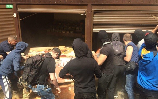 В Киеве националисты разгромили ларьки кавказцев на рынке