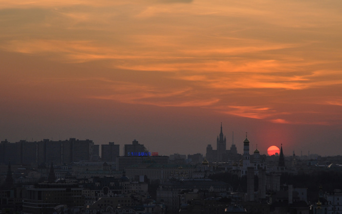Sunset over Moscow - My, Moscow, Sunset, Kremlin, Stalinskaya high-rise, Leonid Utesov, Evening