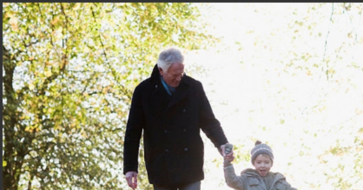Внучка есть у дедушки. Дед и внук. Прогулка с внуками. Прогулка с внуком. Дед гуляет с внуком.