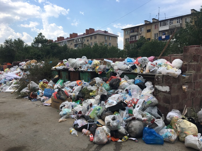 Лайфхак для мусорщиков. Не убирать мусор больше трёх дней. Приехать, забрать только то, что в бачках; уехать. Все, готово, профит. - Моё, Мусор, Актобе, Казахстан