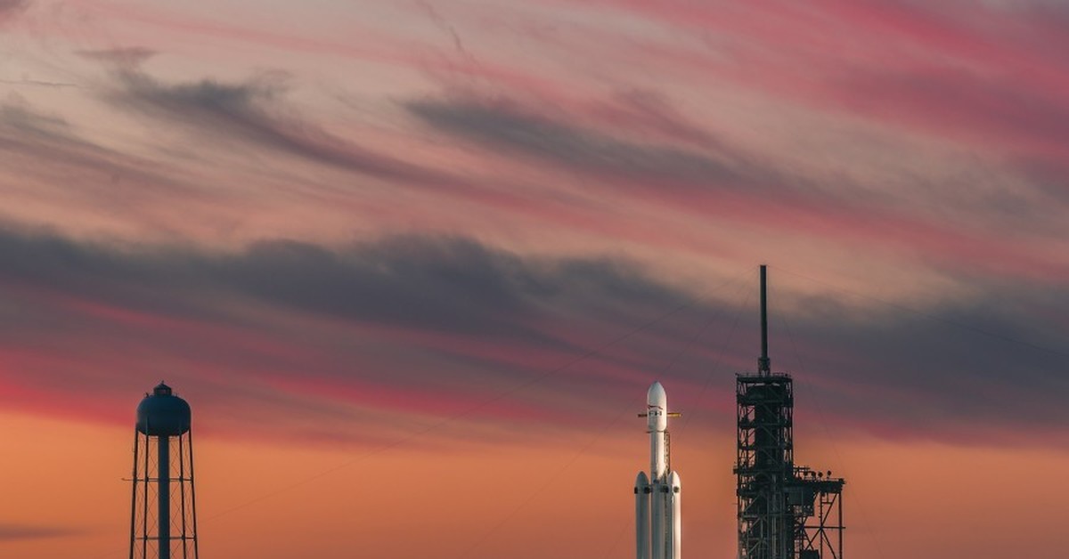 Falcon heavy europa clipper. Фэлкон хэви. Ракета спейс икс фалькон 9. Falcon intro. Ракета spacex.