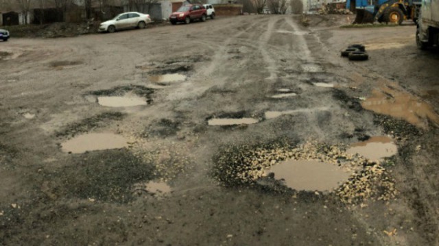 The Samara authorities promised to repair the road after the artist's actions. - Russia, Samara, Road, Artist, Power, Road repair, Tjournal, Society, Video, Longpost