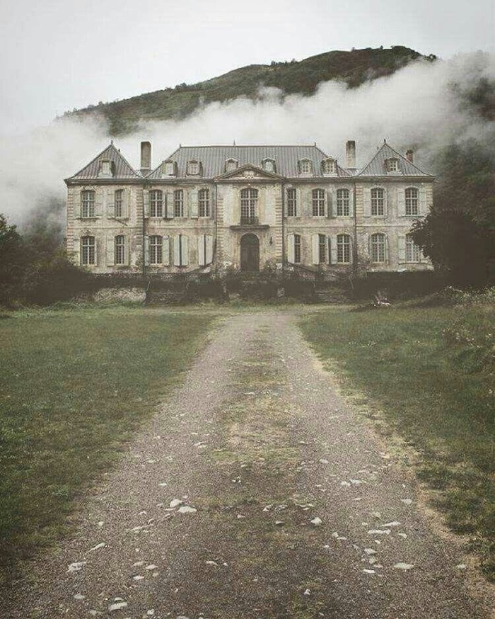 old mansion - Fog, Mansion, The photo, Reddit
