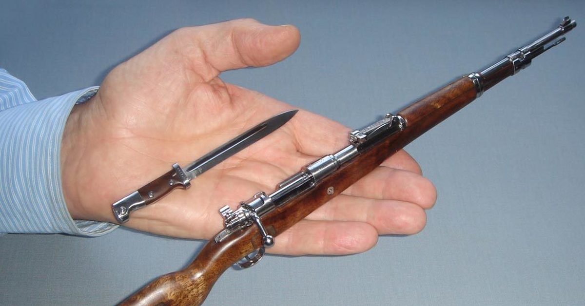 Изготовление карабинов. Mauser 98k Miniature. Миниатюрная винтовка Mauser 98.. Миниатюрная винтовка Маузера в руках. Миниатюра винтовка Маузер.