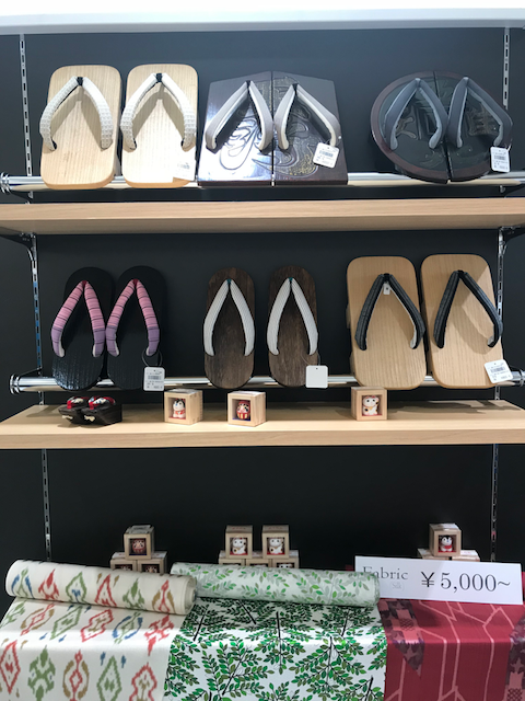 They say comfortable, high-quality rare wood ... Can I buy it for my wife? - My, Geta, Japan, Shoes, Traditions