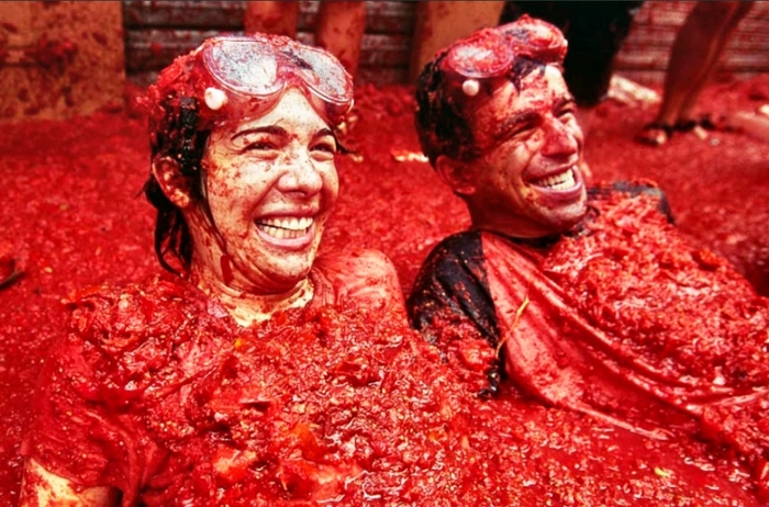 A massive tomato battle has begun in Spain! - My, Spain, The festival, Tomatoes, Holidays, Tourism, Travels, Europe, Abroad, Video, Longpost