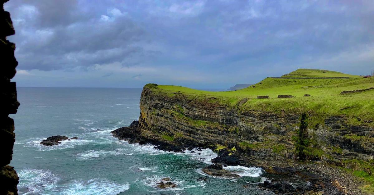 Done ireland. Изумрудный остров Ирландия. Утёсы мохер Ирландия. Ирландия мыс. Малларанни Ирландия.