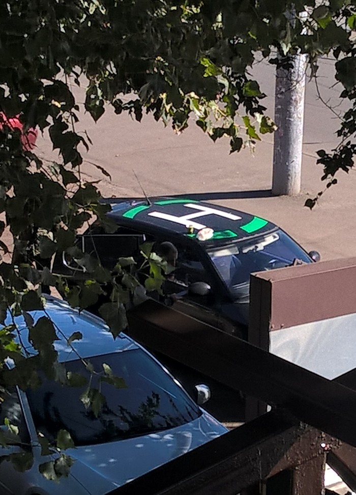 Малыш вырос, но до сих пор ждёт, что Карлсон вернётся.