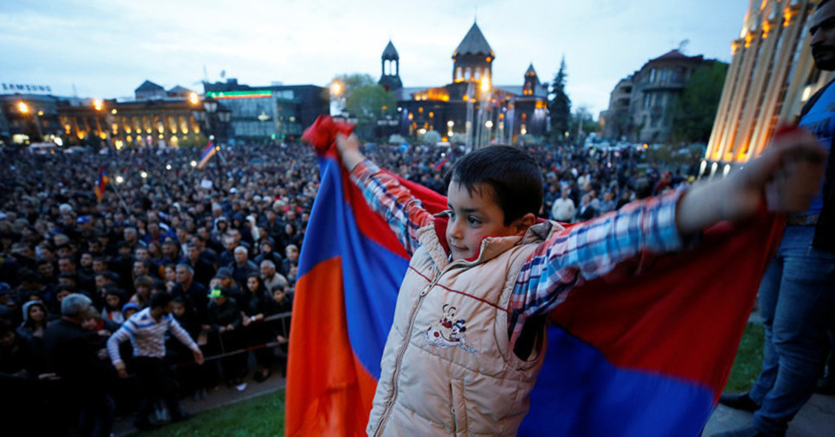 Население армении на сегодня. Революция в Армении. Бархатная революция в Армении. Бархатная революция в Армении 2018. Армения люди.